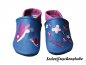 Preview: Lederpuschen in jeansblau-flieder; rechts Schmetterlinge flieder-pink-creme Herzen rosa und links Stickerei 9 Schmetterlinge (rosa-pink-flieder-creme) mit Namen flieder